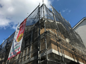 メッシュシートがかけられた足場