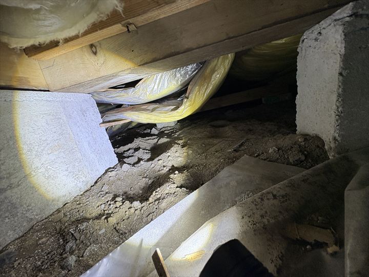 断熱材が剥がれていました