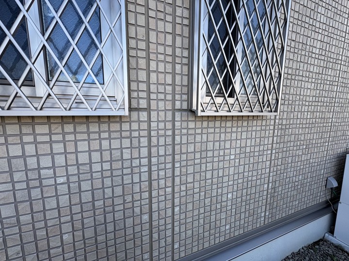 目地がたくさん設けられている外壁