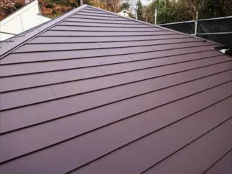 赤色のガルバリウム鋼板屋根