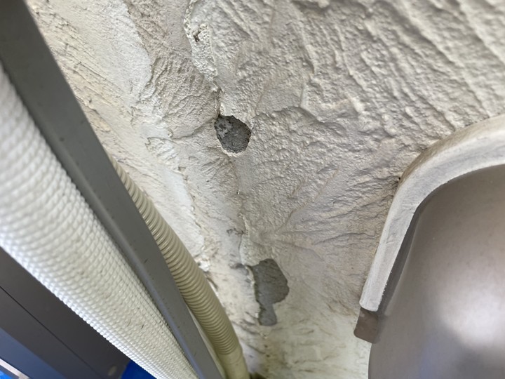 配管と一緒に外壁が剥がれた