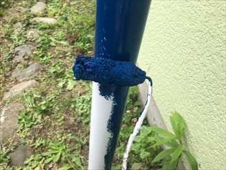 横浜市磯子区洋光台にて部分的に交換した雨樋へ、現地にて調色をし雨樋塗装を行い綺麗に仕上げました