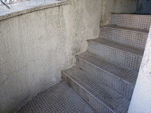 テナントビルの外階段