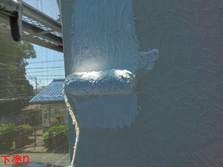 外壁の下塗り作業