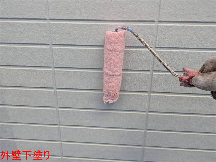 外壁の下塗り作業