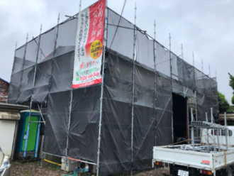 足場に掛けられたメッシュシート