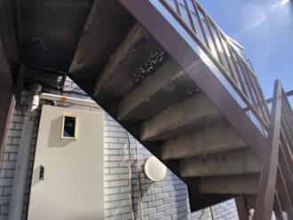 色あせている鉄骨階段