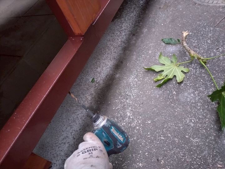 水抜き用の穴あけ