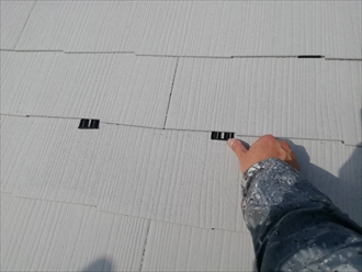 スレート屋根は下塗りしタスペーサーを設置