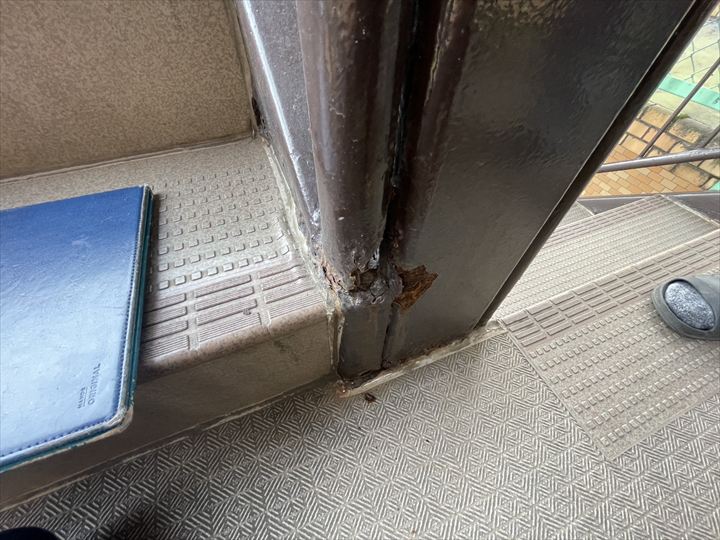 柱の付け根などにも錆が見受けられる