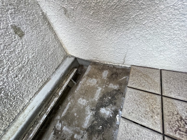 防水槽の切れ目