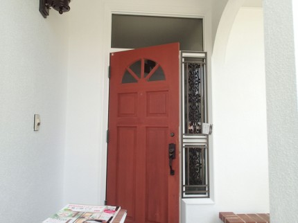 白い壁と赤い扉