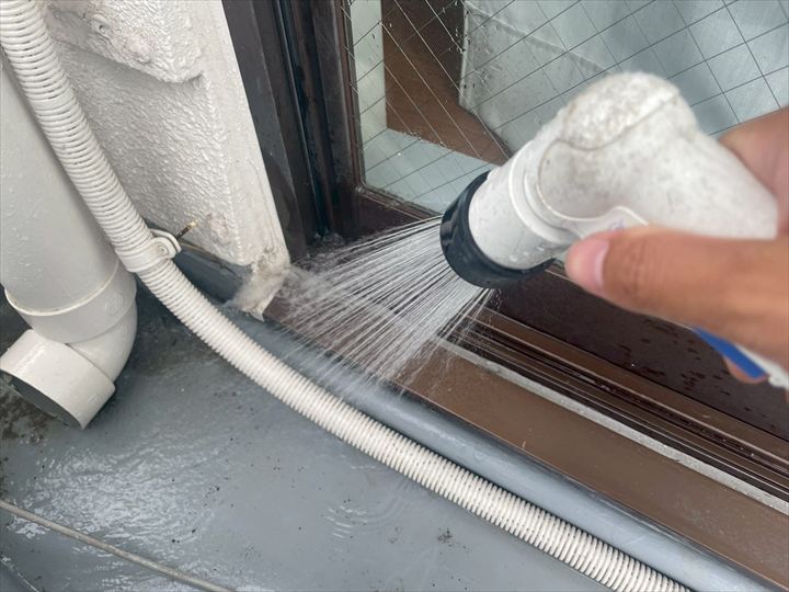 散水試験で雨漏りの原因を特定