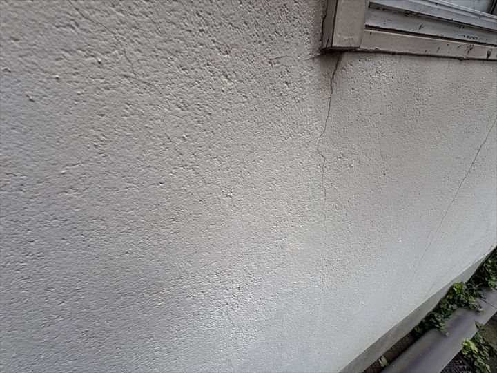 外壁の縦ひび割れ