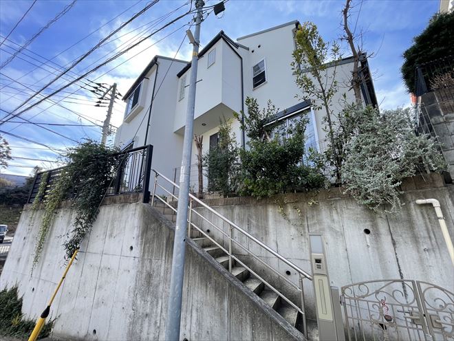 横浜市緑区長津田で汚れが目立ってきたモルタル外壁をパーフェクトトゥルーマット（ＮＤ－１０２）で塗装メンテナンス