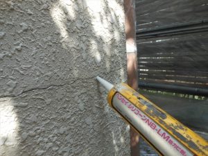 ひび割れ補修の様子