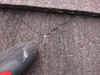 屋根にクラックが多く確認出来る時は塗装できる屋根材かどうかの判断が必要です