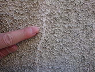 川崎市麻生区高石にて築10年目で初めての外壁塗装、モルタル外壁の凹凸には汚れや水分が留まりやすく苔や藻も発生しやすい