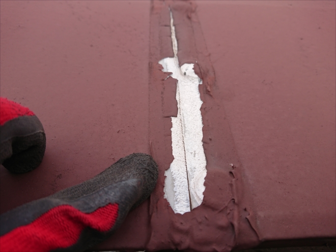 屋根の素地が出ていたら再塗装をして屋根が錆びてしまわない様に保護が必要です