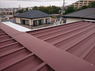 えんじ色で塗装された折半屋根