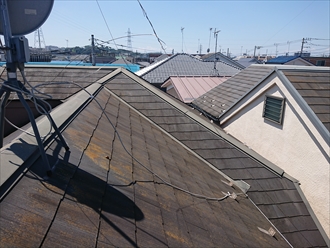 横浜市港北区篠原東にてスレート屋根の点検調査、築20年ノーメンテナンスのスレートには苔が多く繁殖してしまい水はけが悪い状態でした