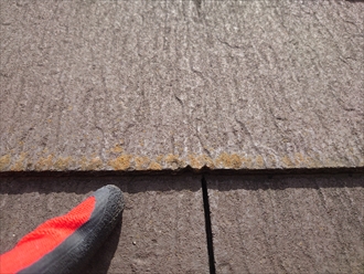 横浜市青葉区鉄町にて片流れ屋根の点検調査、スレートの塗膜の経年劣化が始まっており塗装のメンテナンスが必要でした