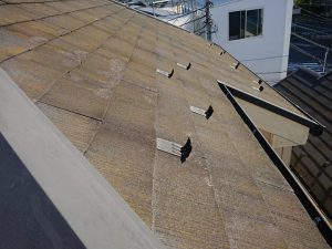 苔の生えたスレート屋根