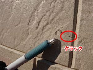 横浜市栄区上之町にて築10年を過ぎたお住いの調査、日陰になりやすい外壁面には苔が発生しています