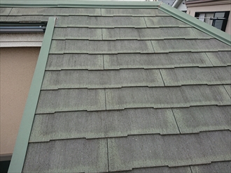 切妻屋根のどこを見てもはっ水効果がなくなった影響で防水性能が下がり雨水を吸って黒ずんでいる化粧スレート