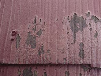 川崎市宮前区神木のお住まいの屋根は、スレート材に施した塗装が水の通り道を塞いでしまっていました