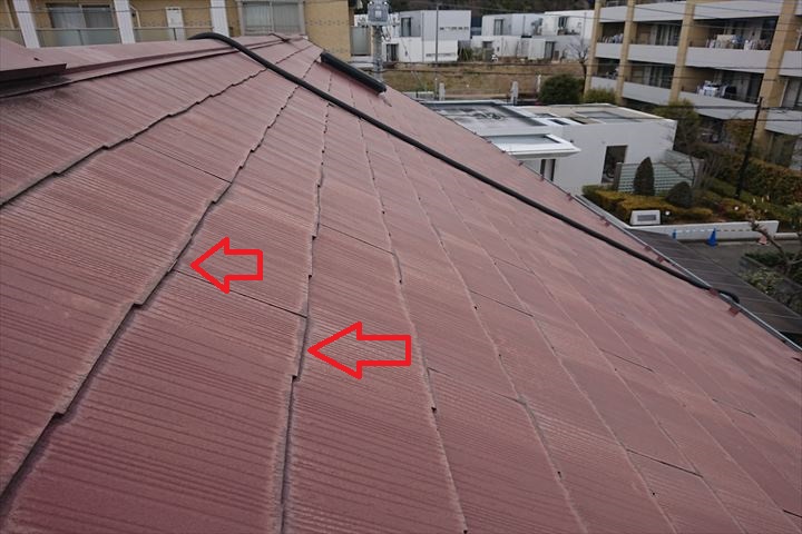 屋根材同士の境目が黒ずんで見えます