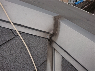 屋根の頂点に設置されている棟板金のコーキングも経年で劣化致しますので打ち替えが必要です