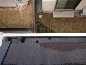 軒の屋根が雨水を吸い込んでいるせいで変色してしまっています。