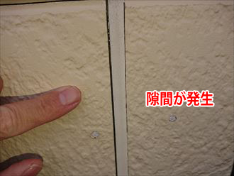 藤沢市高倉にて外壁の調査、窯業系サイディングでは塗膜の他にコーキングもメンテナンスが必要です