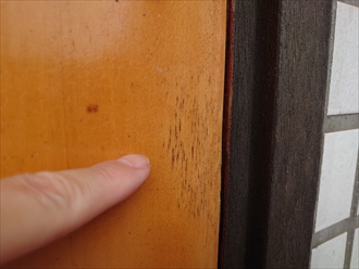 横浜市緑区竹山にて木製玄関ドアの調査、塗装でのメンテナンスも可能です