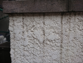 雨だれでモルタル仕上げのブロック塀に汚れの跡が目立ちます