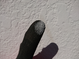 どこを触ってもグローブの先にチョーキングがおきているのが分かる白い粉がついてしまいます