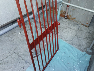 袖ケ浦市　門扉の塗装　錆止め塗布　蝶番の塗装は一旦外して行います