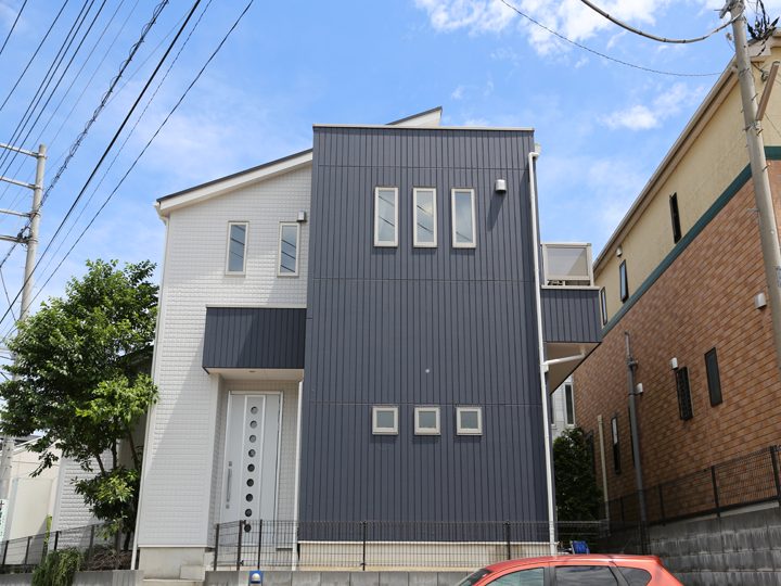 ツートンカラー 突き出た外壁を色分け