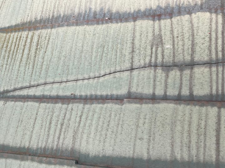 コロニアル屋根のひび割れ