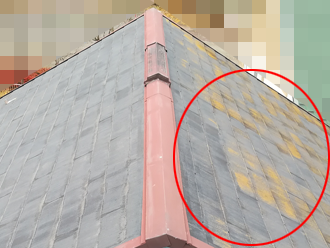 寒川町田端にて片側が黄色く変色していたスレート屋根を調査