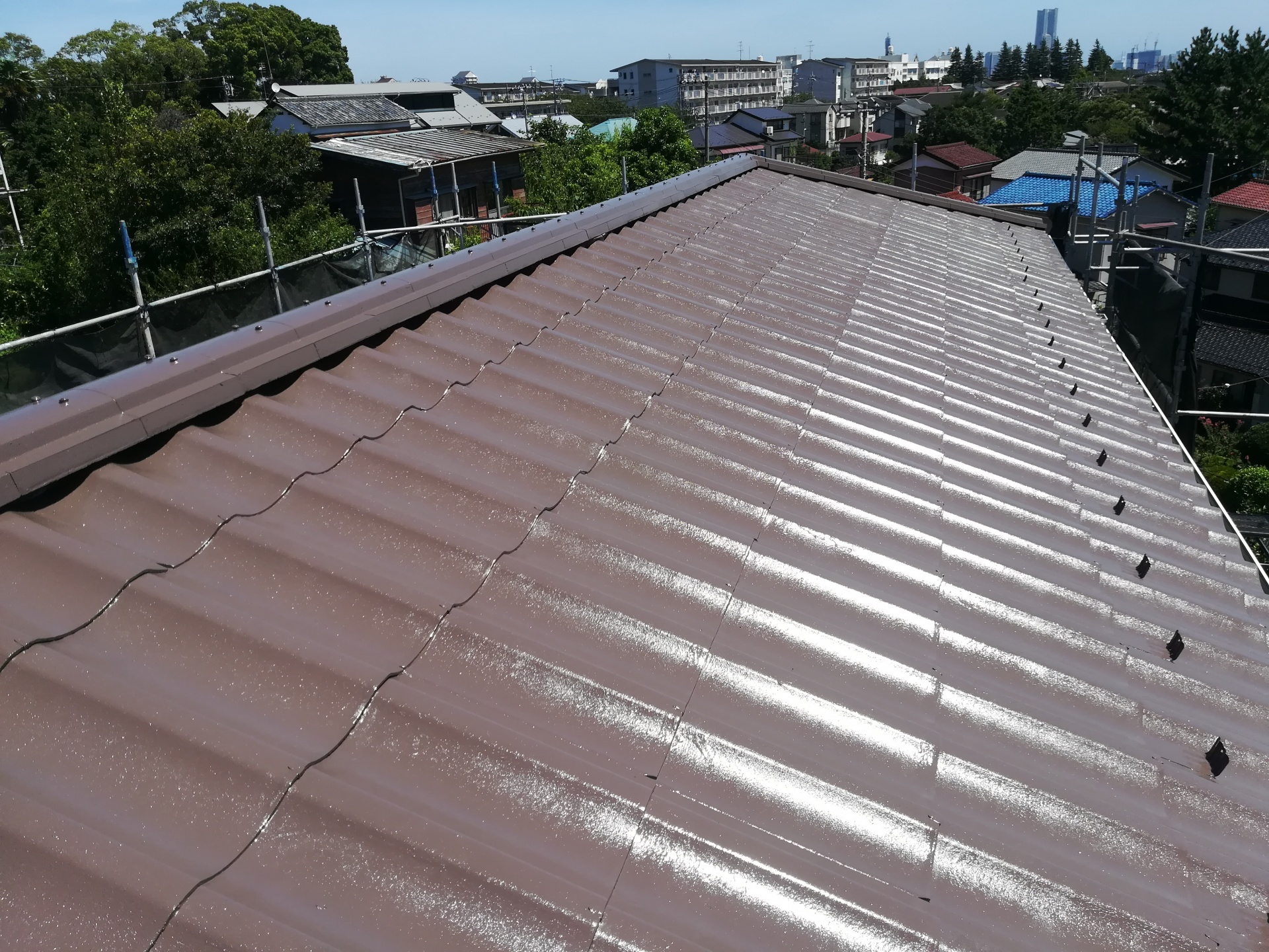 横浜市保土ヶ谷区初音ヶ丘にて屋根外壁塗装、築３５年の波型スレート屋根には漆喰の詰め直しも行います
