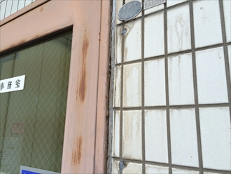 相模原市南区工場の扉や手摺などの鉄部を塗装でメンテナンス