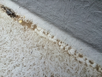 横浜市戸塚区の屋根外壁塗装調査、バルコニー床もメンテナンスとして塗り替えが必要です2