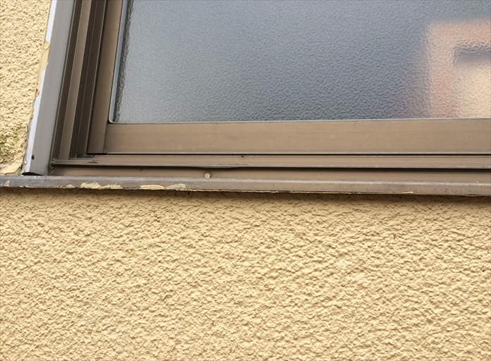 度々雨漏りの原因となる窓枠と水切りの取合いを横浜市緑区で調査3