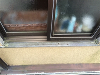 度々雨漏りの原因となる窓枠と水切りの取合いを横浜市緑区で調査2