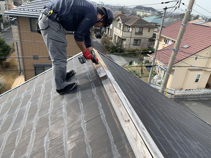 棟板金交換工事の様子