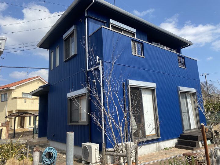 青い住宅