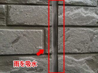 横浜市栄区長沼町にて窯業系サイディングの外壁調査、傷んだシーリングが雨水を吸い込んでしまっている状態です
