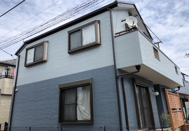 横浜市泉区領家にあるお住まいを、涼しげな青色2色を使ってツートンカラーの外壁にイメージチェンジ！